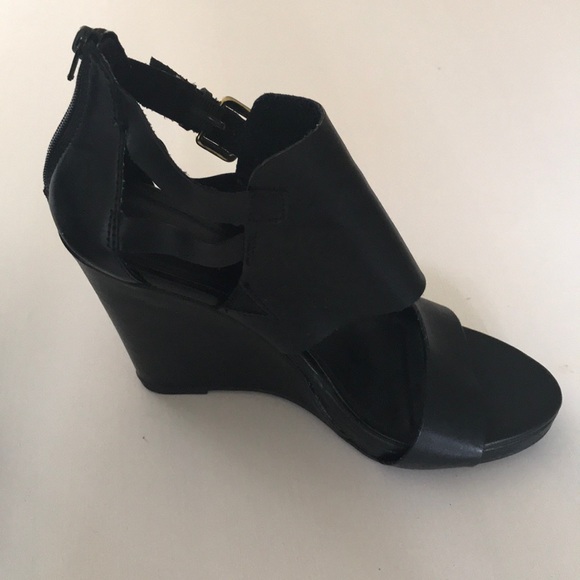 Express platform heels zip up back - Picture 3 of 4